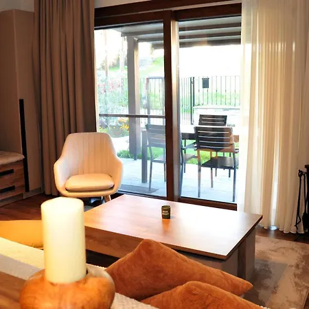 Thea Petra 칼람파카