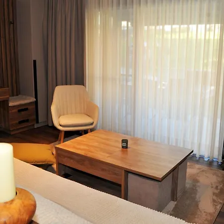 Thea Petra 칼람파카